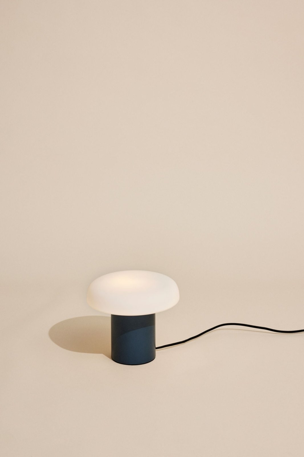 Hübsch Ateliers Bordslampa, Blå - Azalea Home