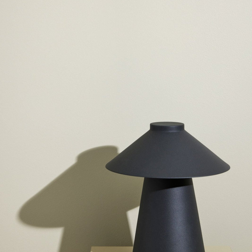 Hübsch Chipper Bordslampa, Svart - Azalea Home