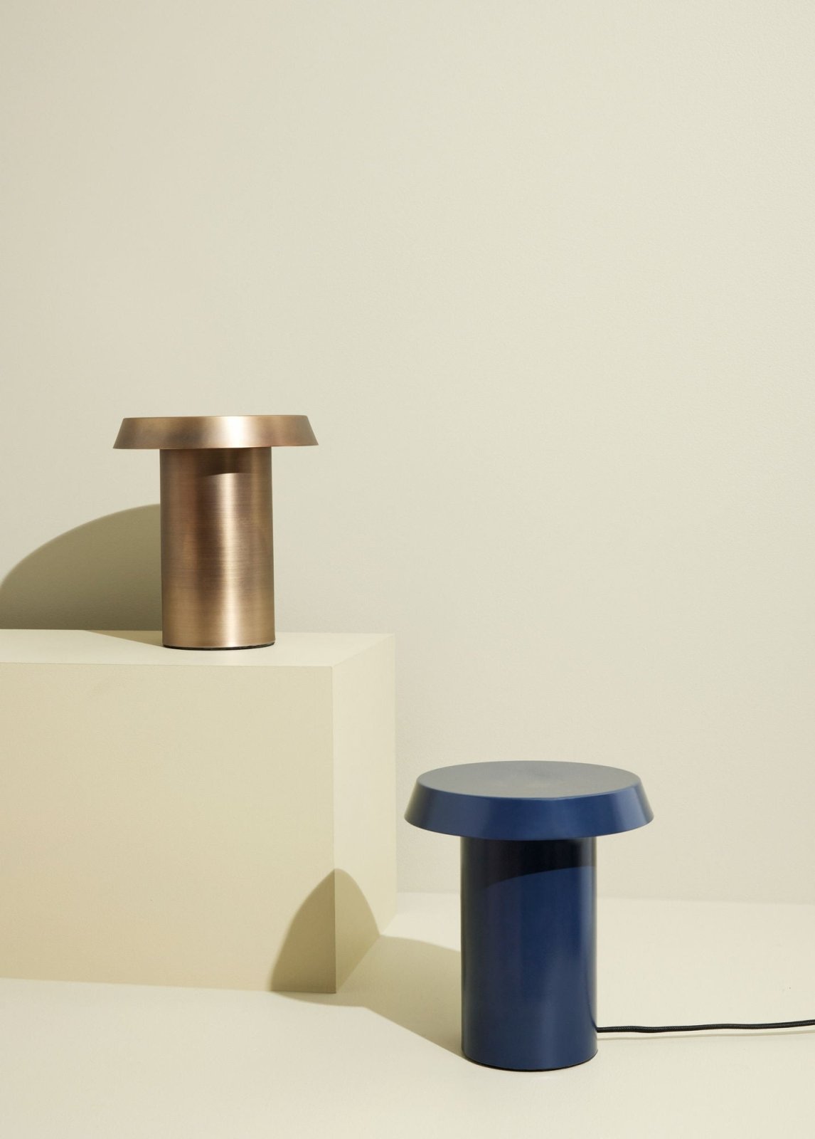 Hübsch Keen Bordslampa, Mörkblå - Azalea Home