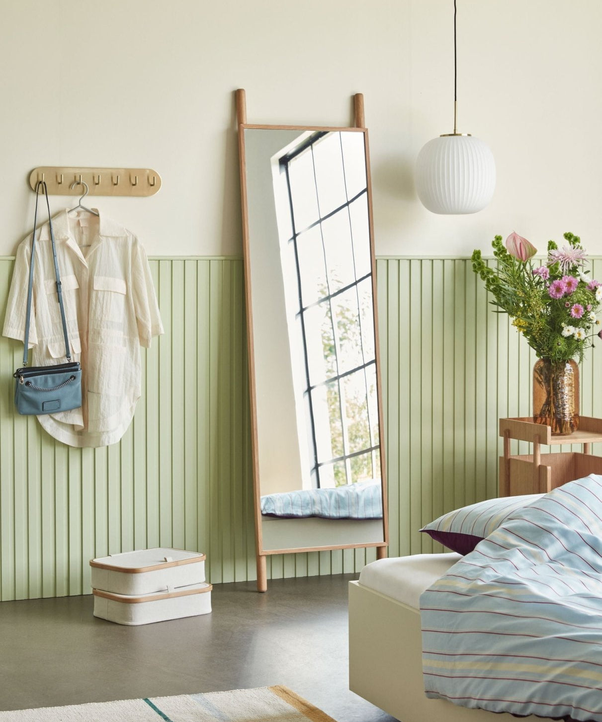 Hübsch Lean Golvspegel - Azalea Home