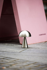 Hübsch Mush Bärbar Bordslampa, Nickel - Azalea Home