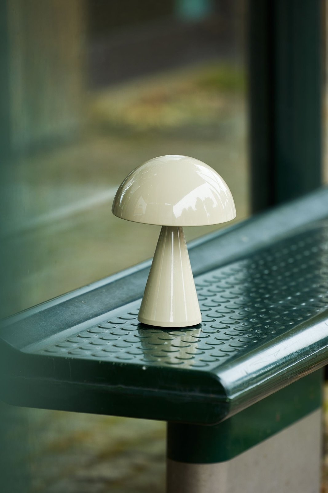 Hübsch Mush Bärbar Bordslampa, Sand - Azalea Home
