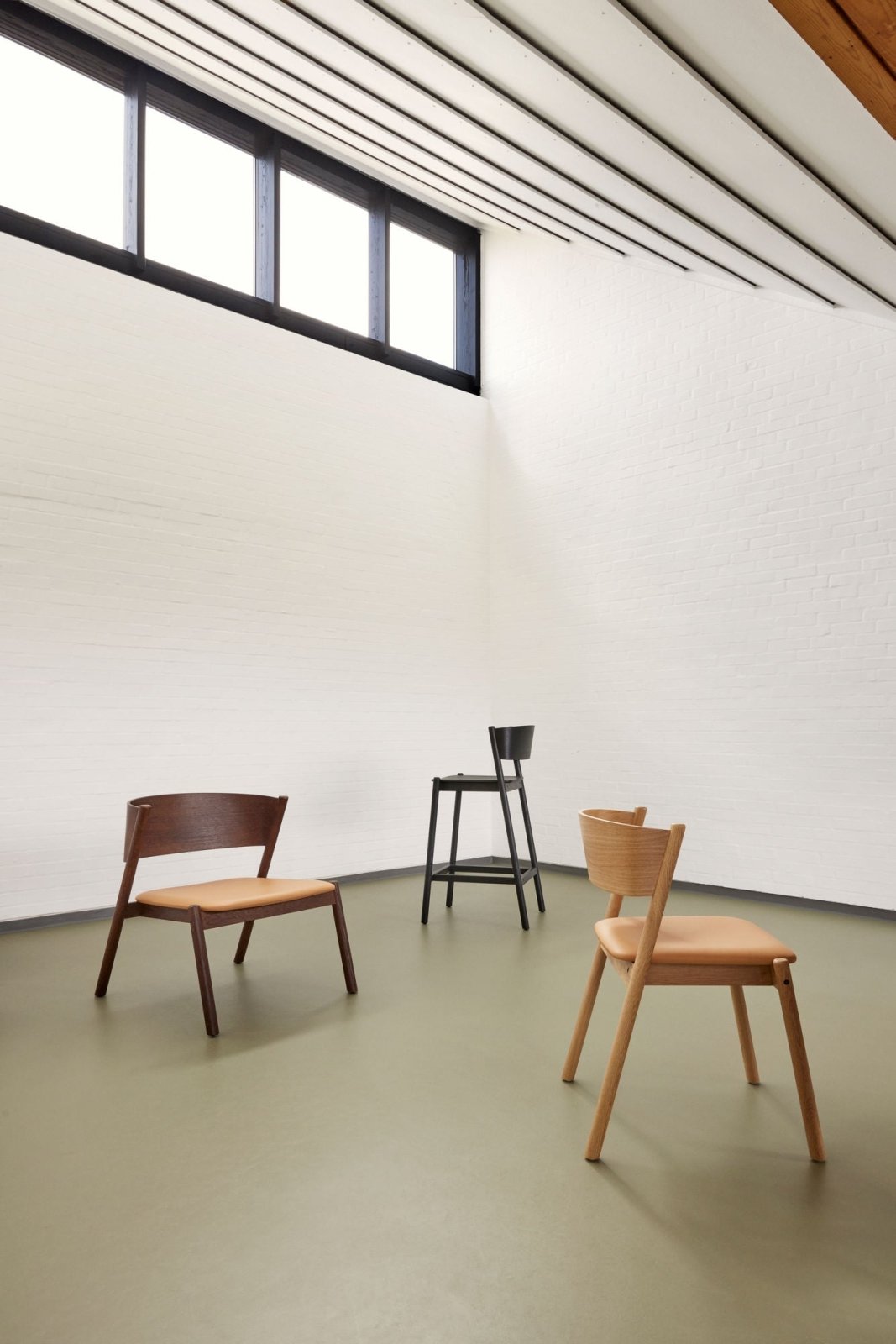 Hübsch Oblique Barstol, Svart - Azalea Home