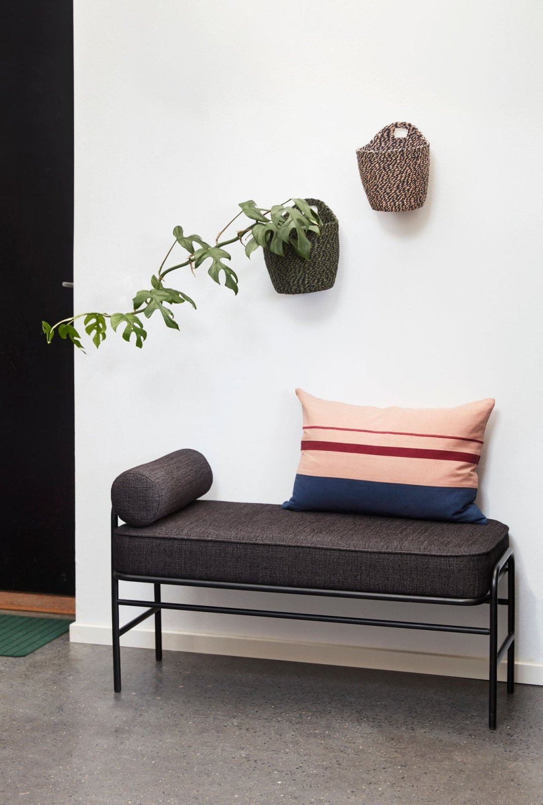 Hübsch Pipe Bänk, Svart - Azalea Home