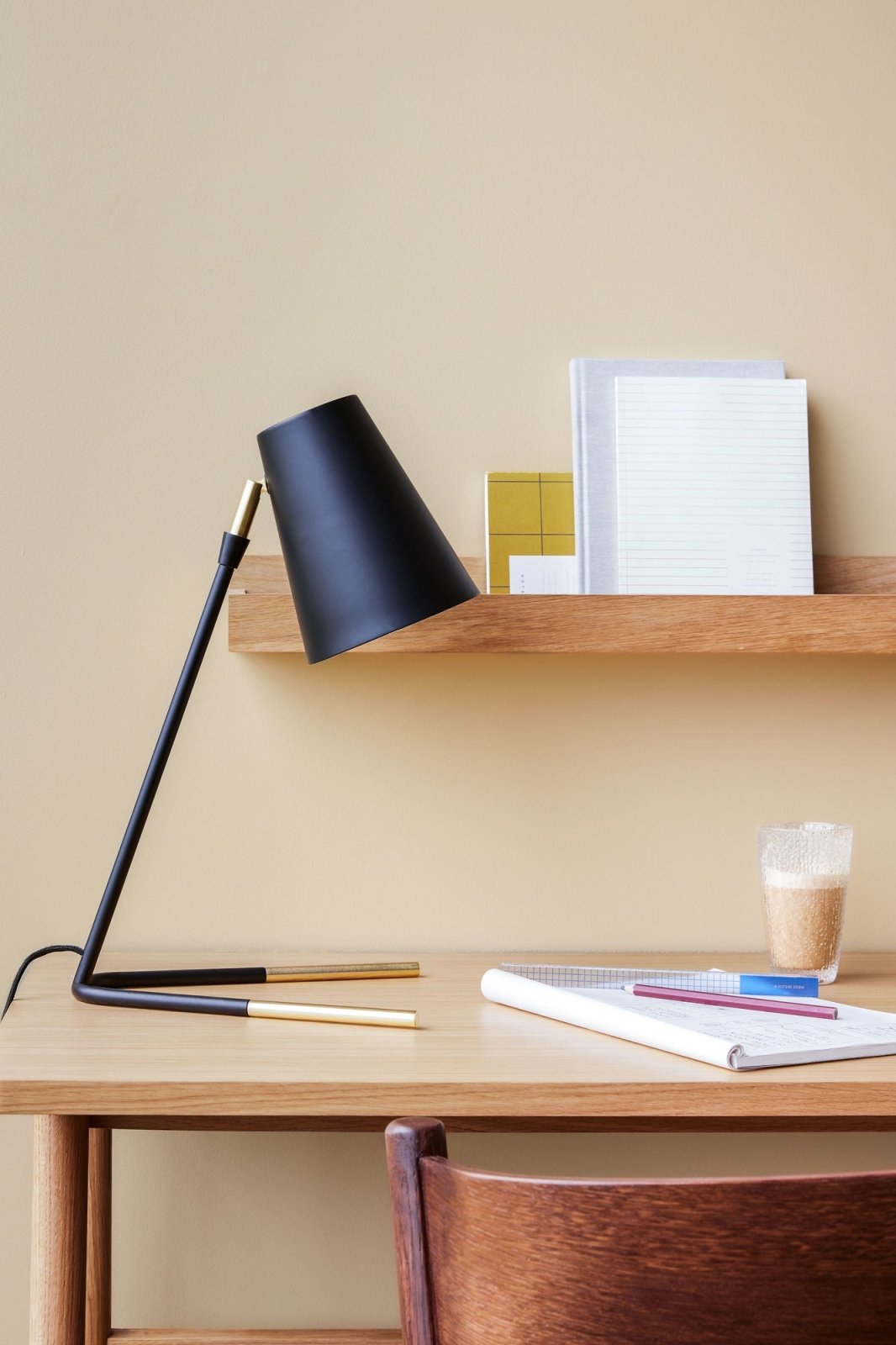 Hübsch Slant Bordslampa, Svart - Azalea Home
