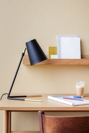 Hübsch Slant Bordslampa, Svart - Azalea Home