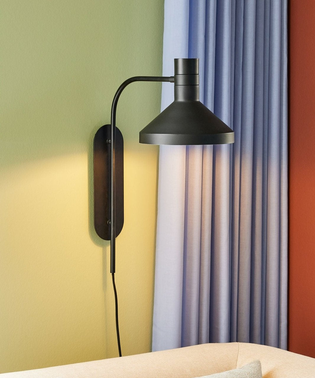 Hübsch Studio Vägglampa, Svart - Azalea Home