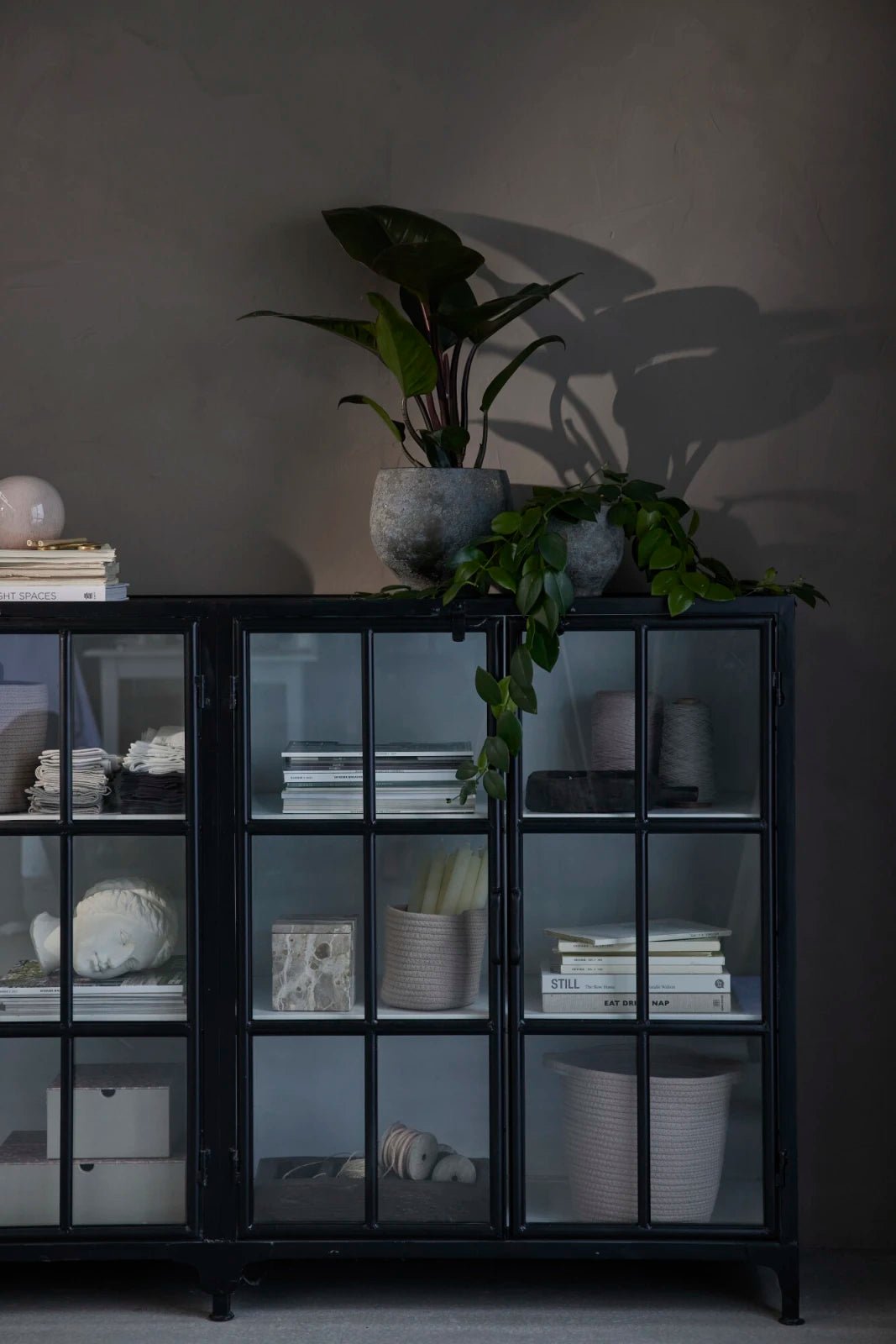 Lene Bjerre Depot Vitrinskåp 110x170, Svart - Azalea Home