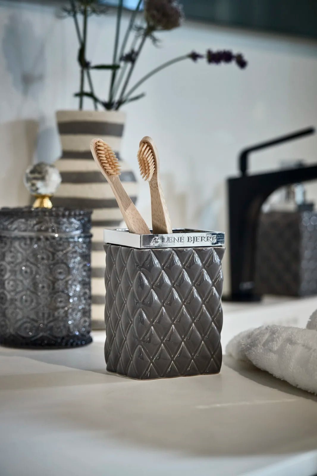 Lene Bjerre Portia Tandborstmugg, Grå / Silver - Azalea Home