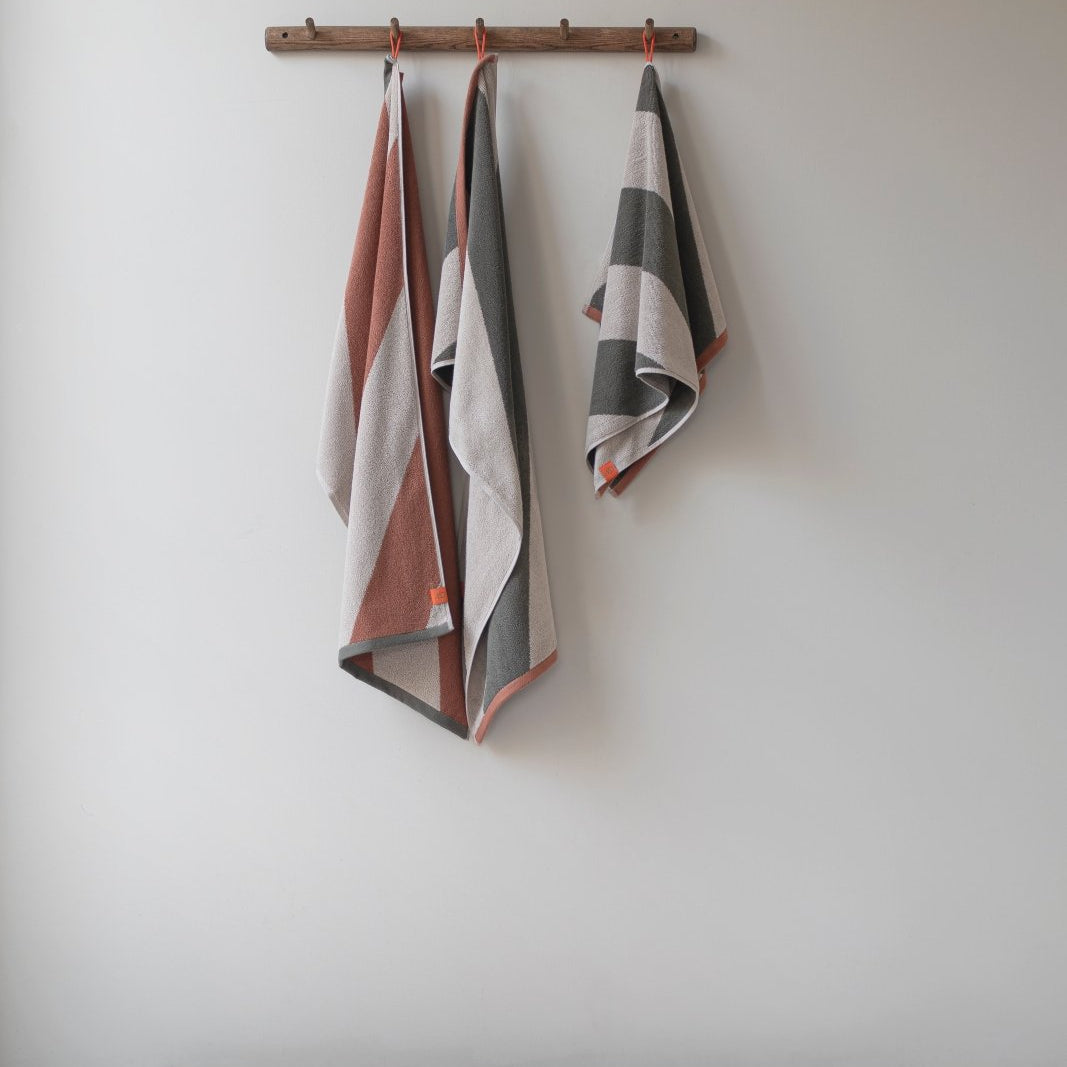 Mette Ditmer DIAGONAL Badhandduk 70x133, Brick - Azalea Home