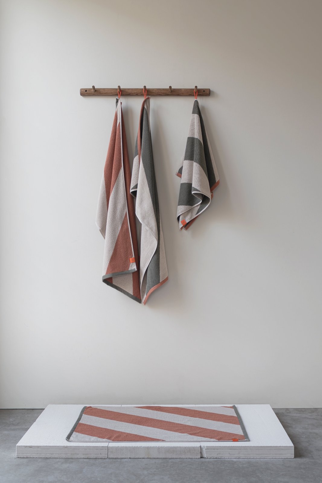 Mette Ditmer DIAGONAL Badhandduk 70x133, Brick - Azalea Home