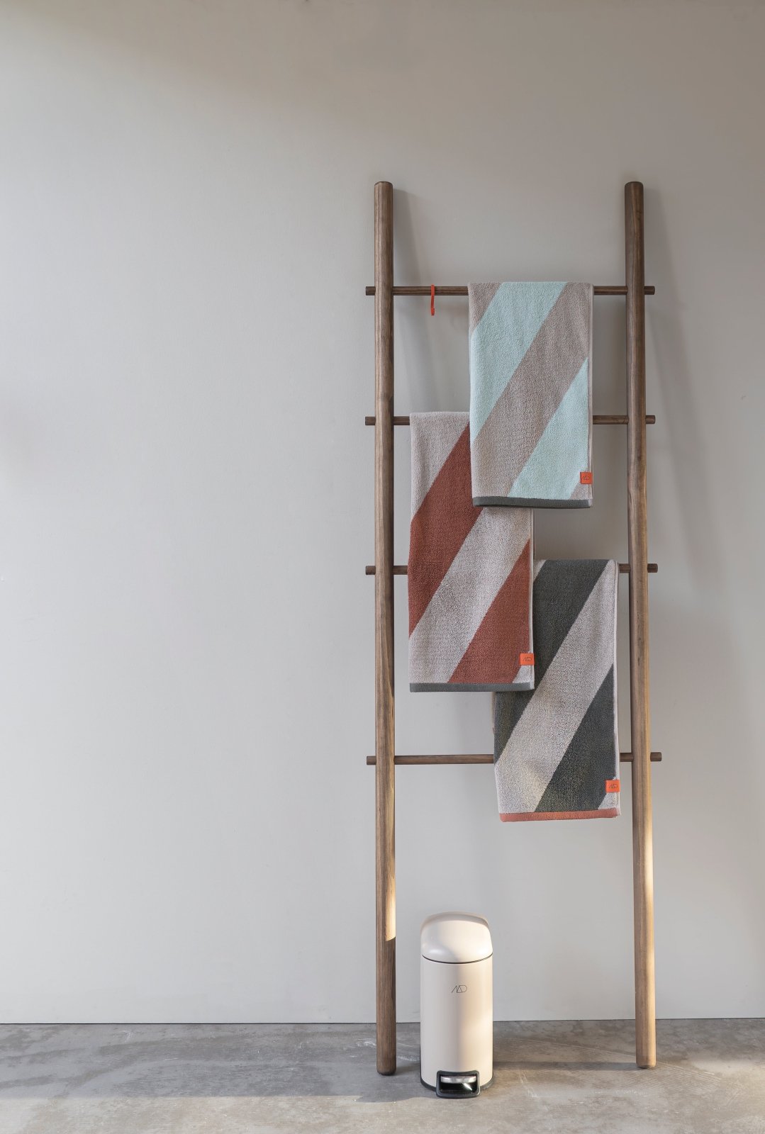 Mette Ditmer DIAGONAL Badhandduk 70x133, Dark olive - Azalea Home