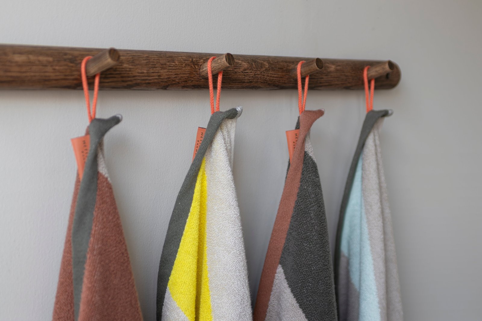 Mette Ditmer DIAGONAL Badhandduk 70x133, Dark olive - Azalea Home