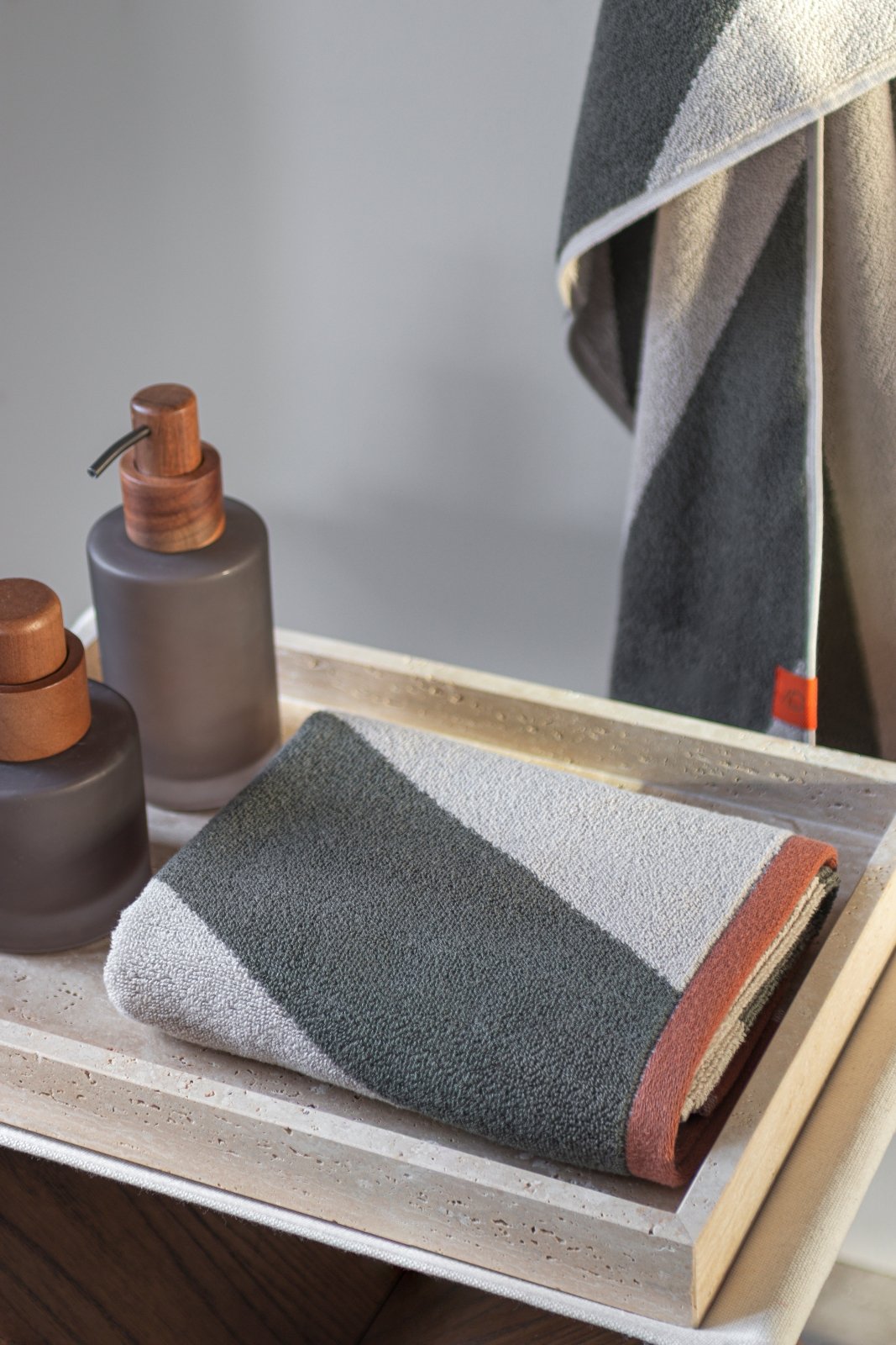 Mette Ditmer DIAGONAL Badhandduk 70x133, Dark olive - Azalea Home