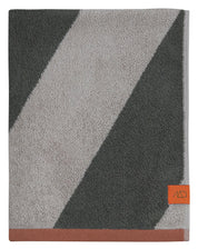 Mette Ditmer DIAGONAL Badhandduk 70x133, Dark olive - Azalea Home