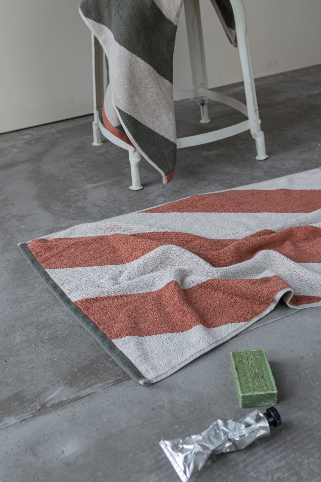 Mette Ditmer DIAGONAL Badrumsmatta 50x80, Brick - Azalea Home