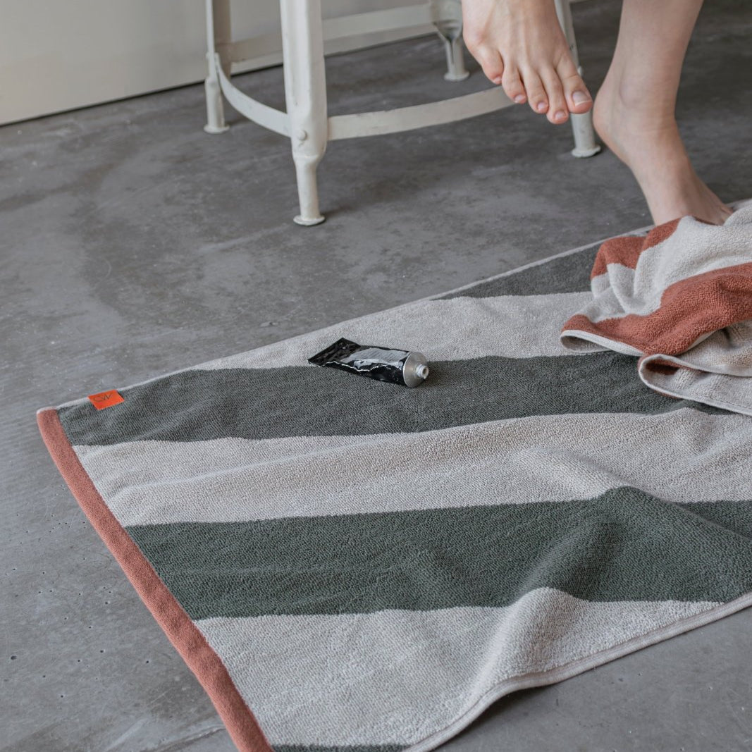 Mette Ditmer DIAGONAL Badrumsmatta 50x80, Dark olive - Azalea Home