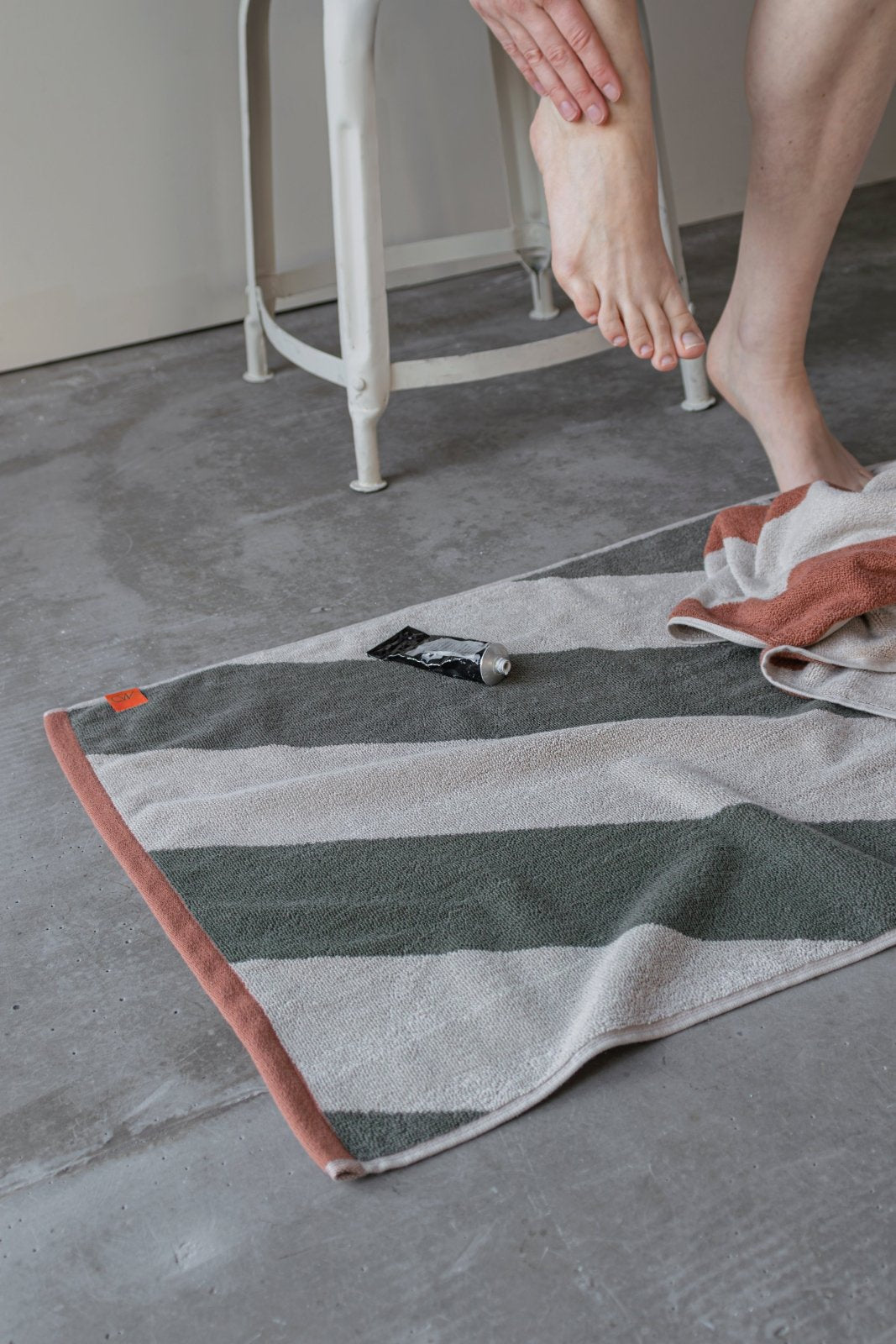 Mette Ditmer DIAGONAL Badrumsmatta 50x80, Dark olive - Azalea Home