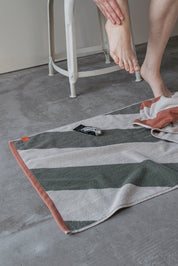 Mette Ditmer DIAGONAL Badrumsmatta 50x80, Dark olive - Azalea Home