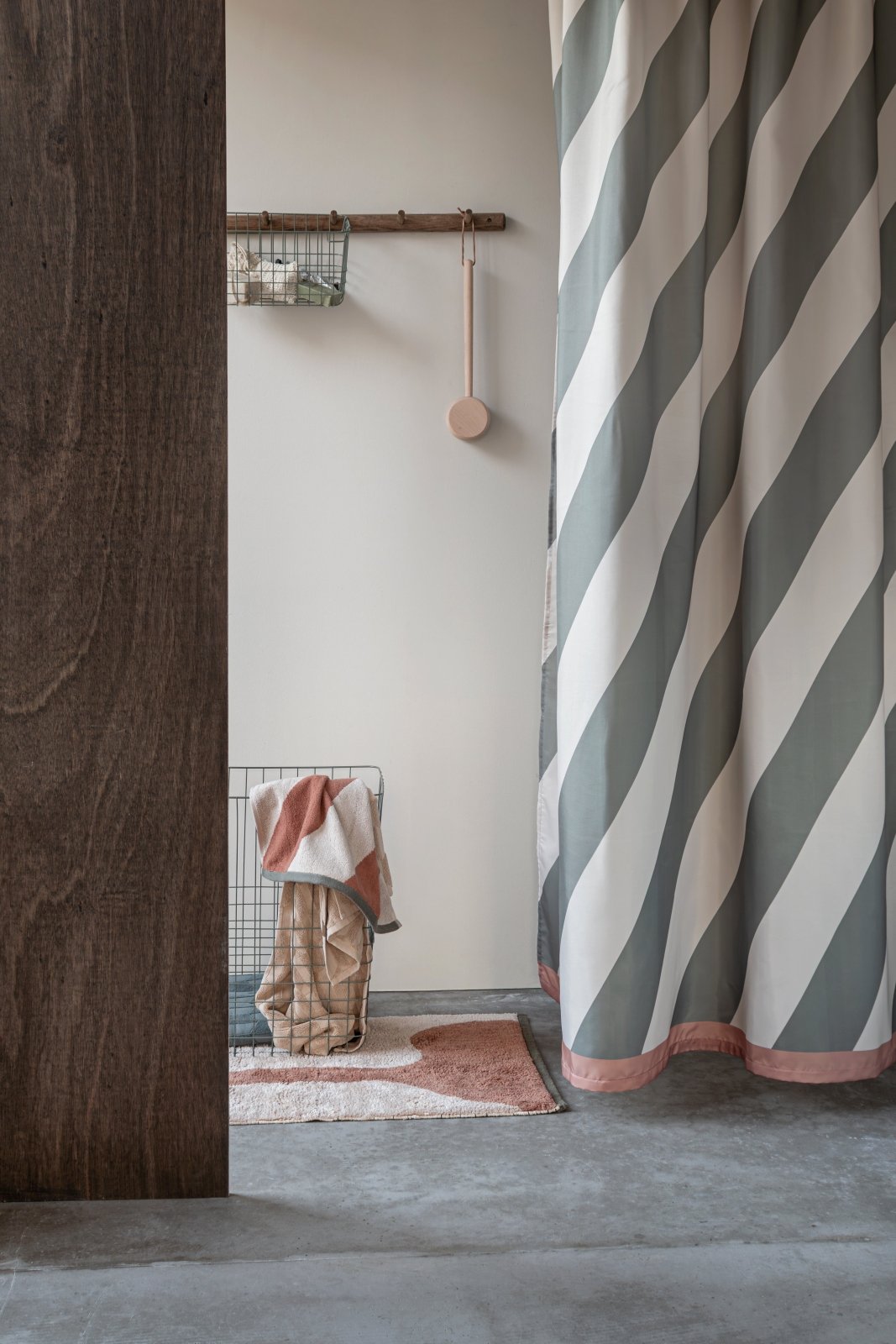 Mette Ditmer DIAGONAL Duschdraperi 150x200, Dark olive - Azalea Home