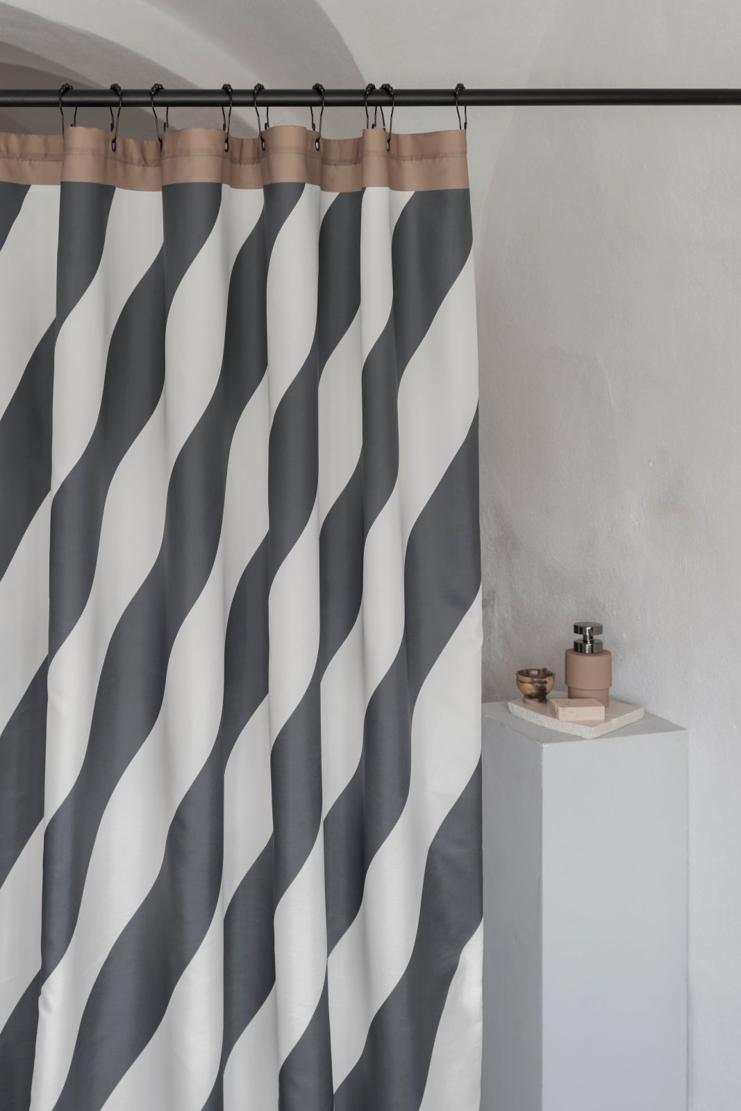Mette Ditmer DIAGONAL Duschdraperi 150x200, Mörkgrå - Azalea Home