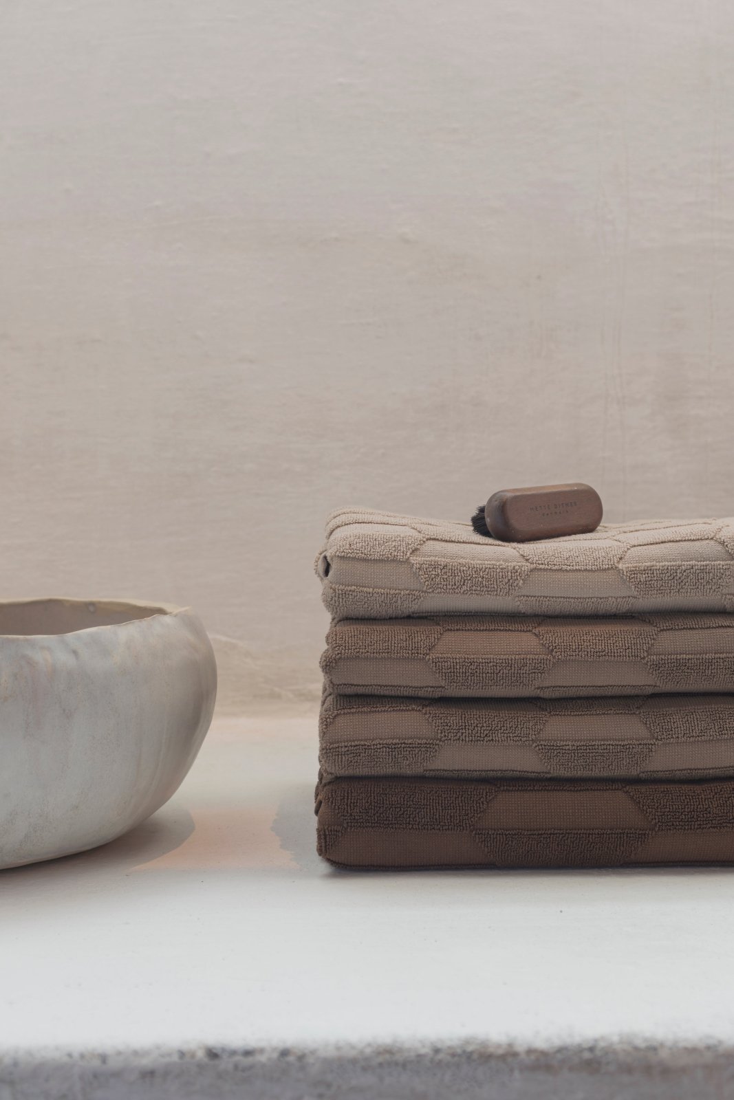 Mette Ditmer GEO Badhandduk 70x133, Nougat - Azalea Home