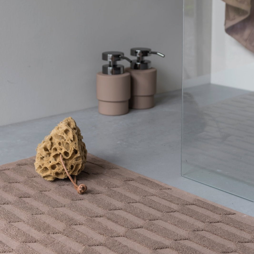 Mette Ditmer GEO Badrumsmatta 50x80, Nougat - Azalea Home