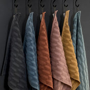 Mette Ditmer GEO Handduk 50x95, Antracit - Azalea Home