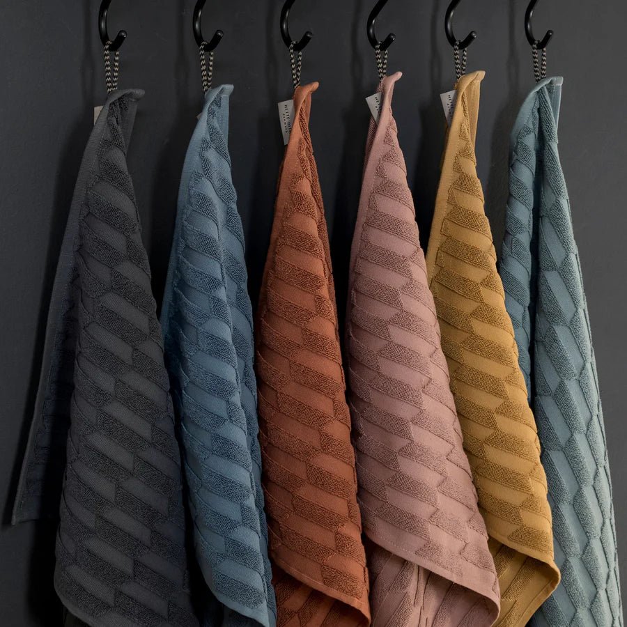 Mette Ditmer GEO Handduk 50x95, Antracit - Azalea Home