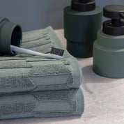 Mette Ditmer GEO Handduk 50x95, Pine green - Azalea Home