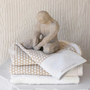 Mette Ditmer GRID Badhandduk 70x140, Sand / Off - white - Azalea Home