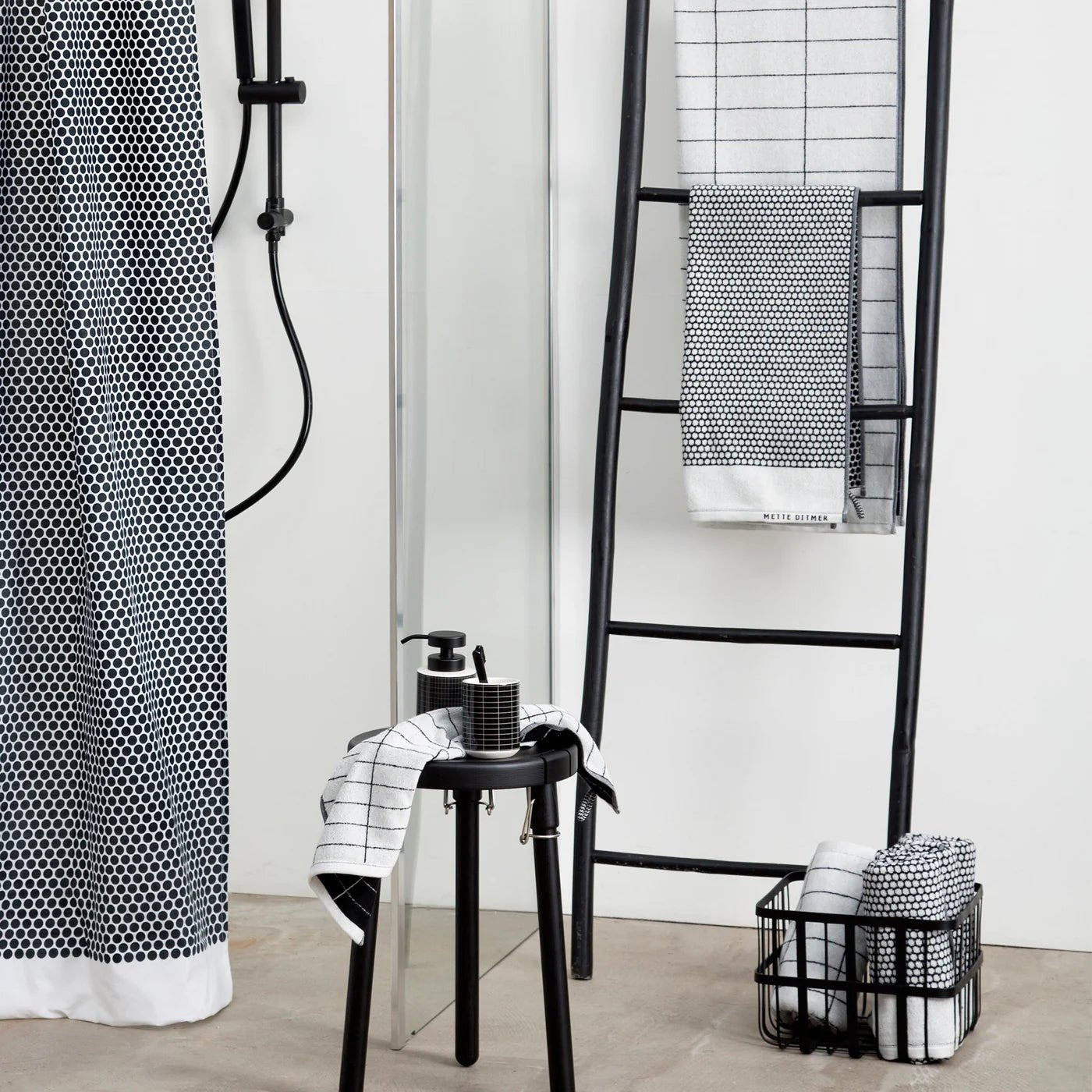 Mette Ditmer GRID Badhandduk 70x140, Svart / Off - white - Azalea Home