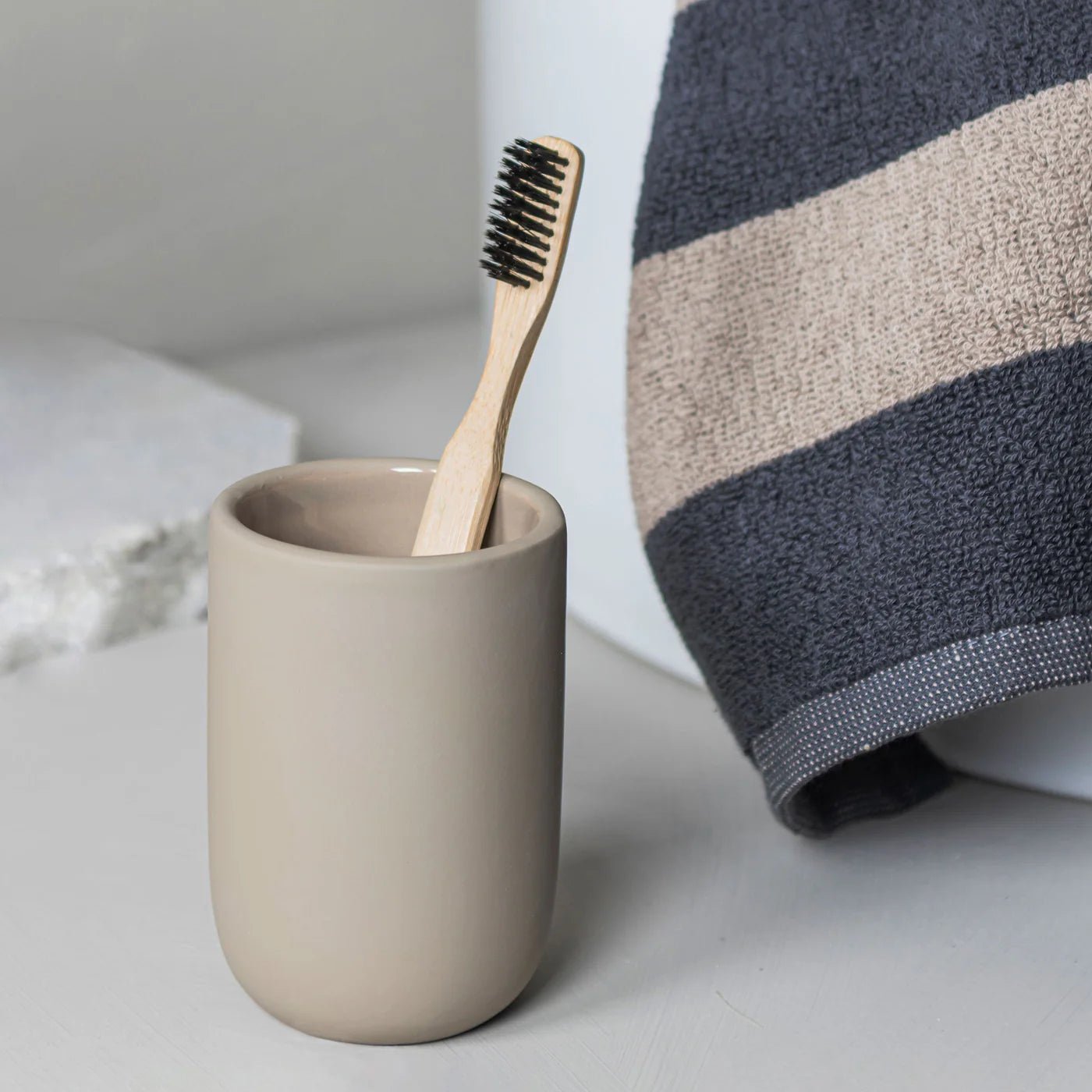 Mette Ditmer LOTUS Tandborstmugg, Sand - Azalea Home