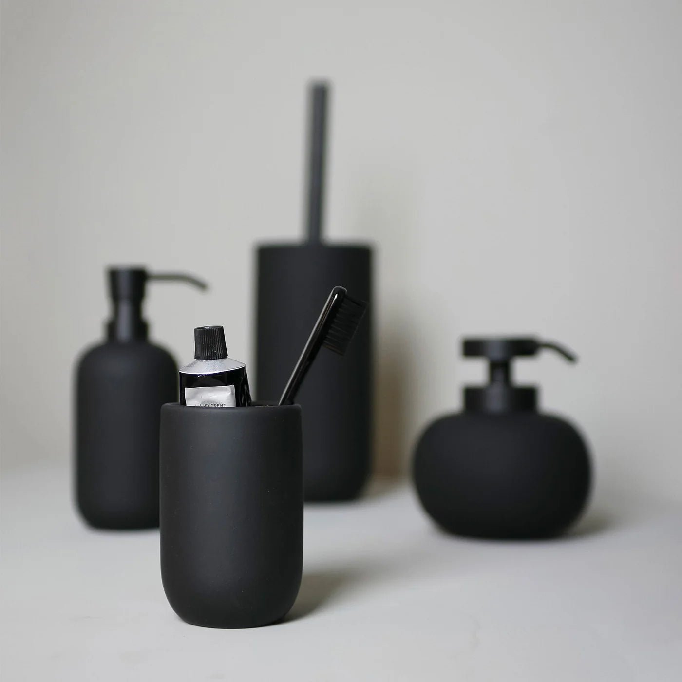 Mette Ditmer LOTUS Tandborstmugg, Svart - Azalea Home