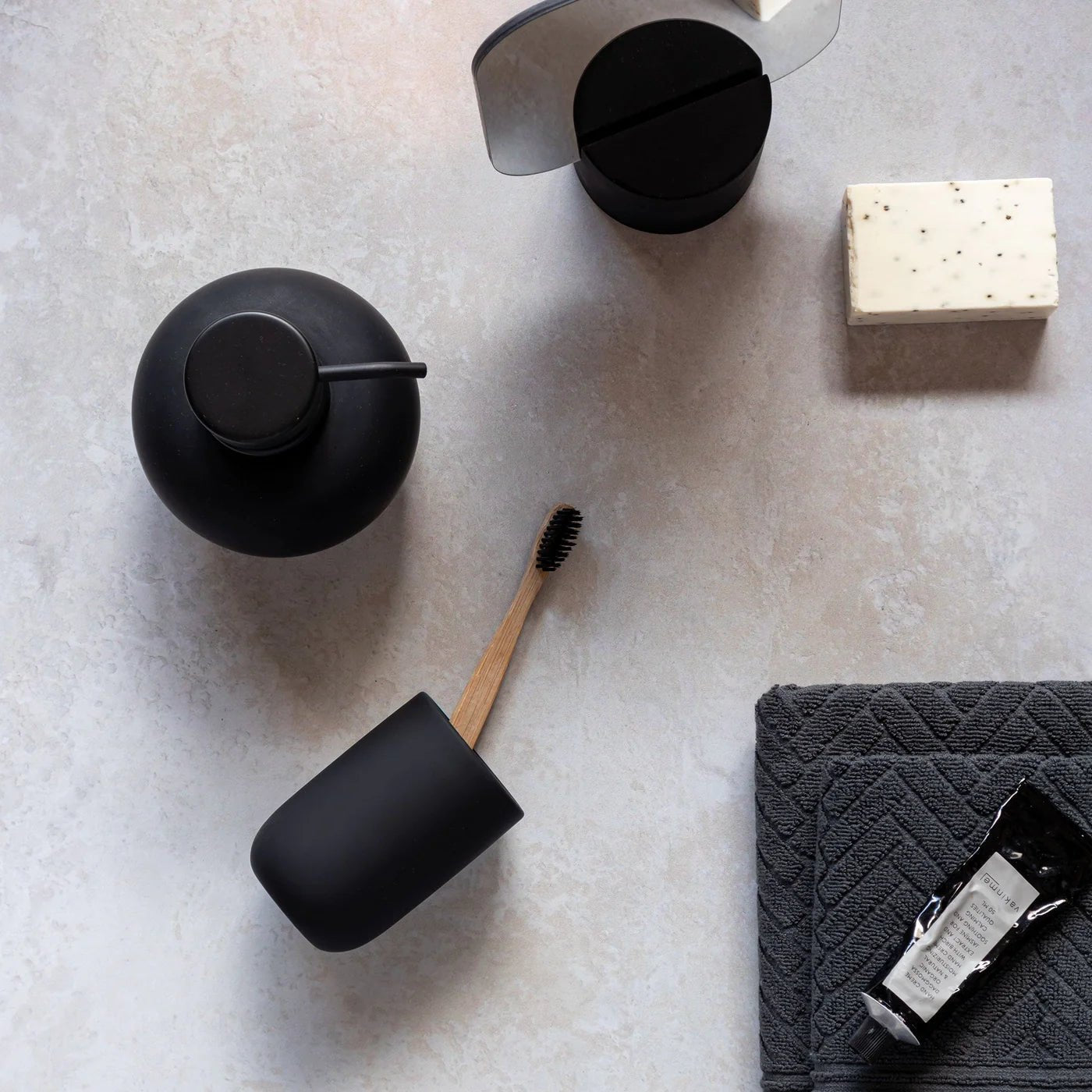 Mette Ditmer LOTUS Tandborstmugg, Svart - Azalea Home
