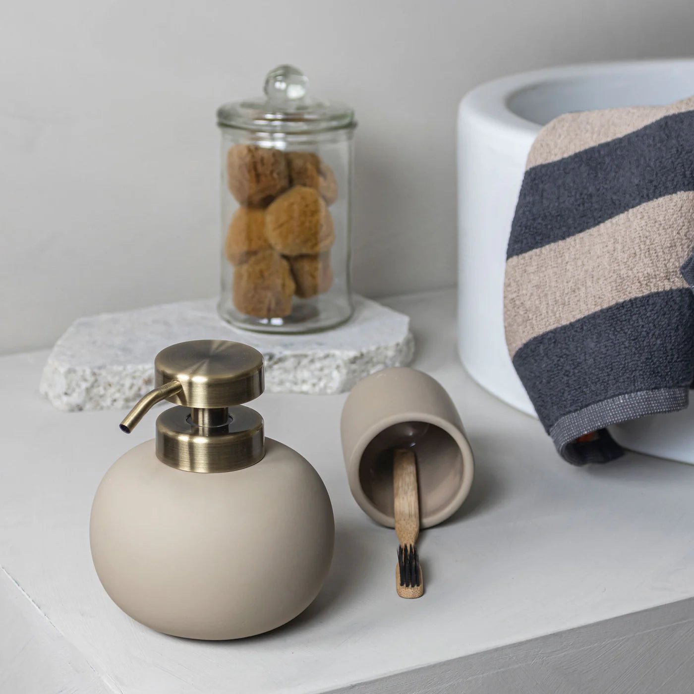 Mette Ditmer LOTUS Tvålpump, Sand - Azalea Home