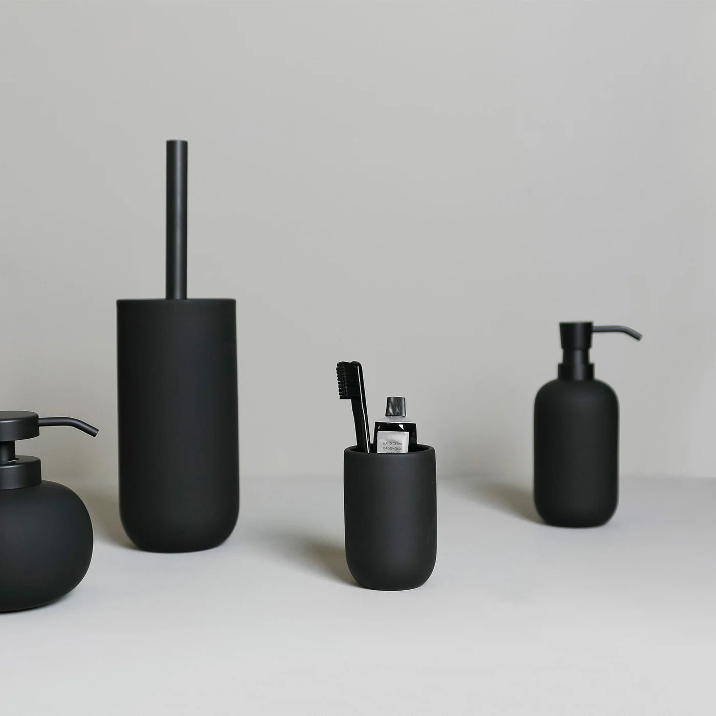 Mette Ditmer LOTUS Tvålpump, Svart - Azalea Home