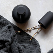 Mette Ditmer LOTUS Tvålpump, Svart - Azalea Home