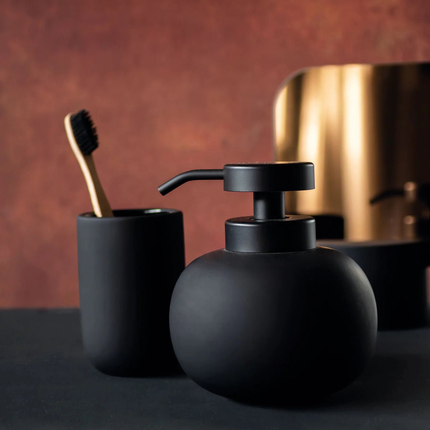 Mette Ditmer LOTUS Tvålpump, Svart - Azalea Home