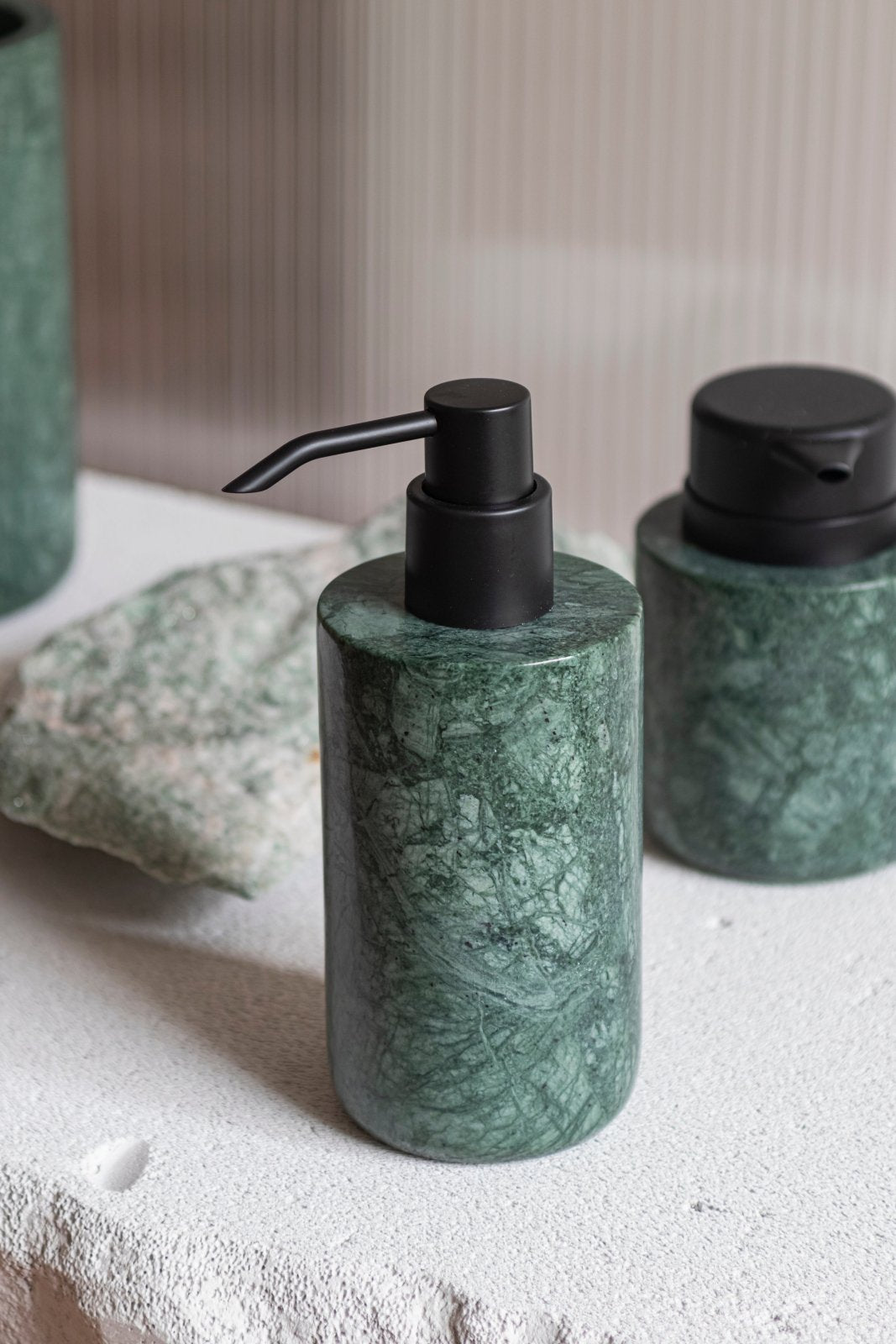 Mette Ditmer MARBLE Tvålpump, Dark forest - Azalea Home