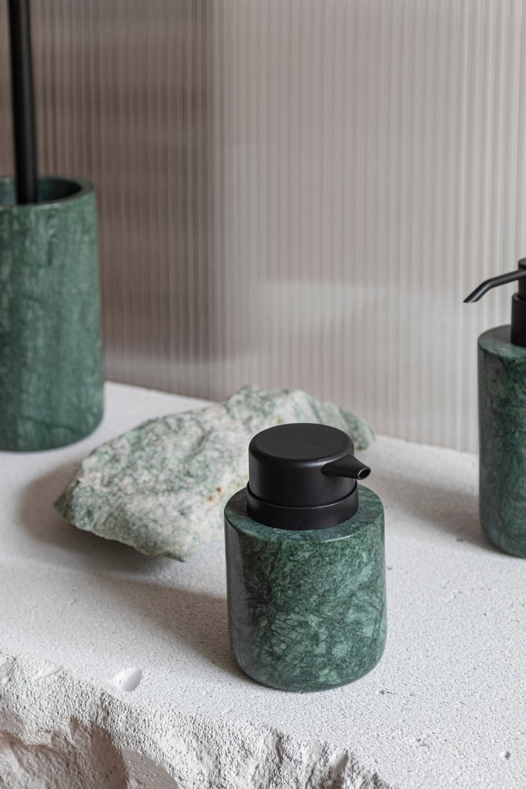 Mette Ditmer MARBLE Tvålpump, Dark forest - Azalea Home