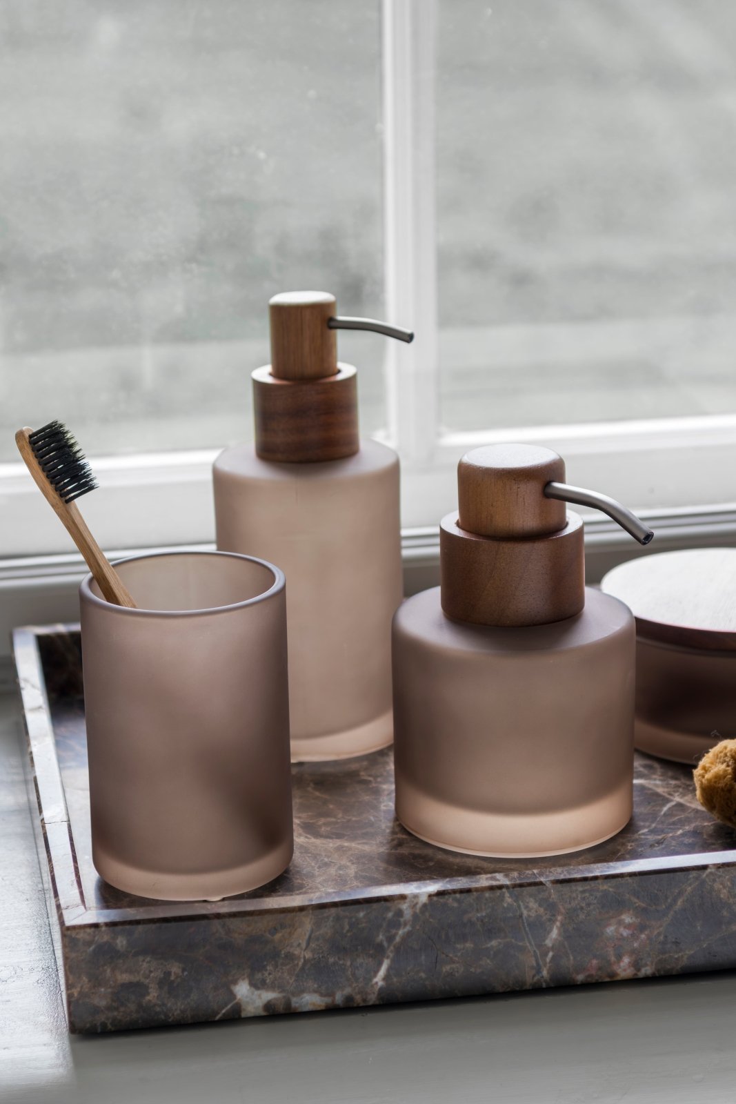 Mette Ditmer MODEST Tandborstmugg, Valnöt - Azalea Home
