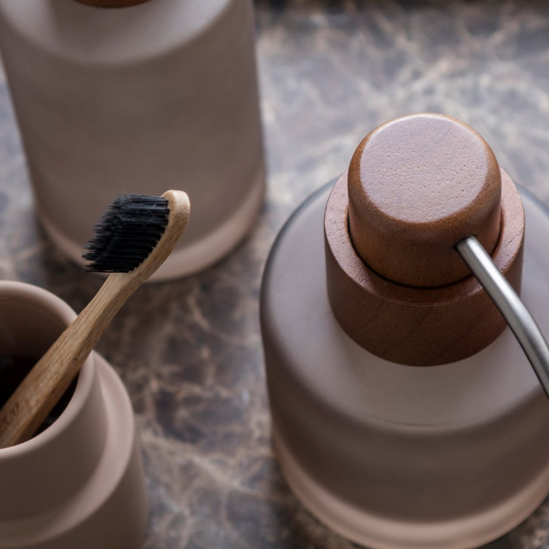 Mette Ditmer MODEST Tvålpump, Valnöt - Azalea Home