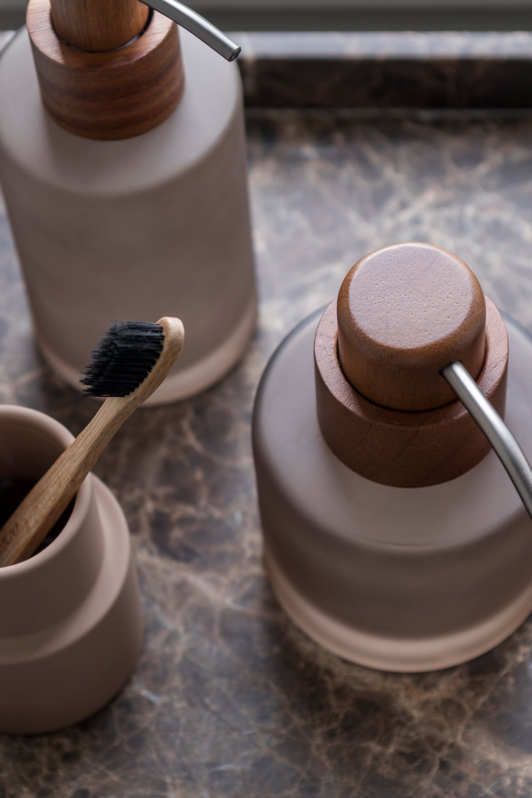 Mette Ditmer MODEST Tvålpump, Valnöt - Azalea Home