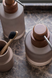 Mette Ditmer MODEST Tvålpump, Valnöt - Azalea Home