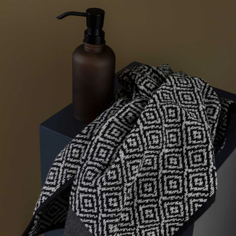 Mette Ditmer MOROCCO Badhandduk 70x140, Svart/vit - Azalea Home