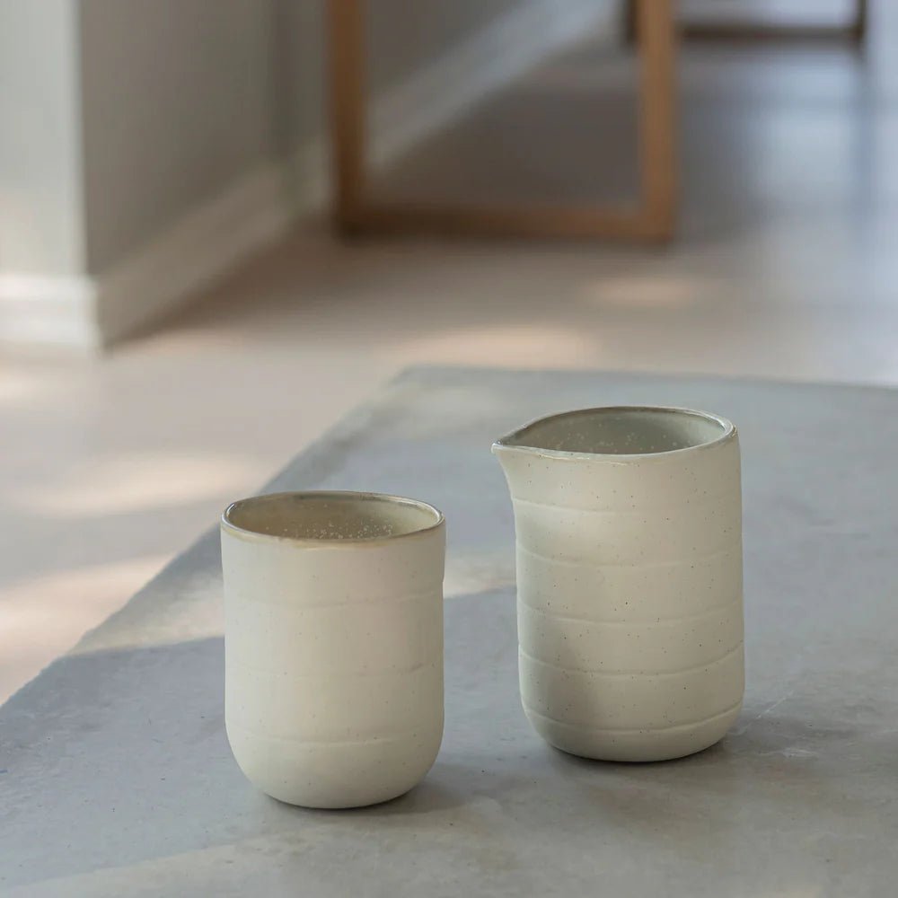 Mette Ditmer SAND GRAIN Mjölkkanna, Kit - Azalea Home