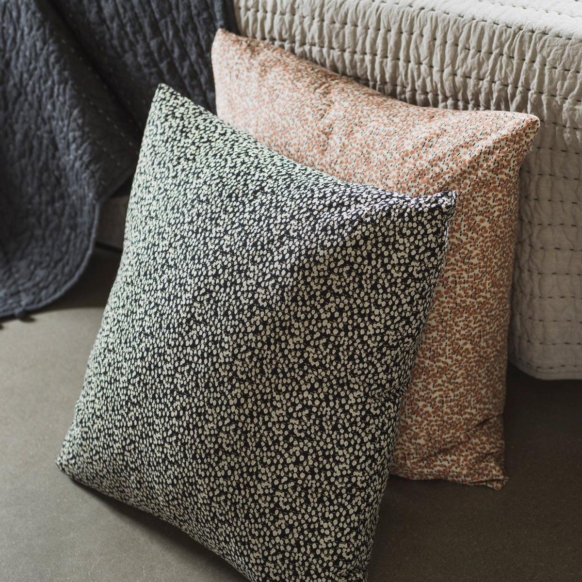 Mogihome Kuddfodral Poppy 60x60, Svart - Azalea Home