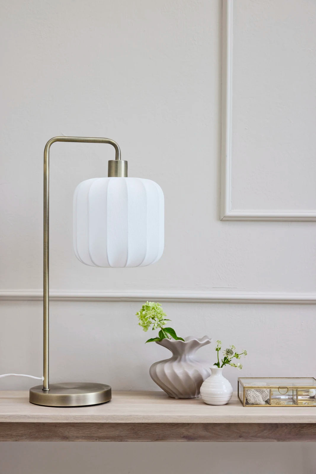Sashie bordslampa, Vit / Guld