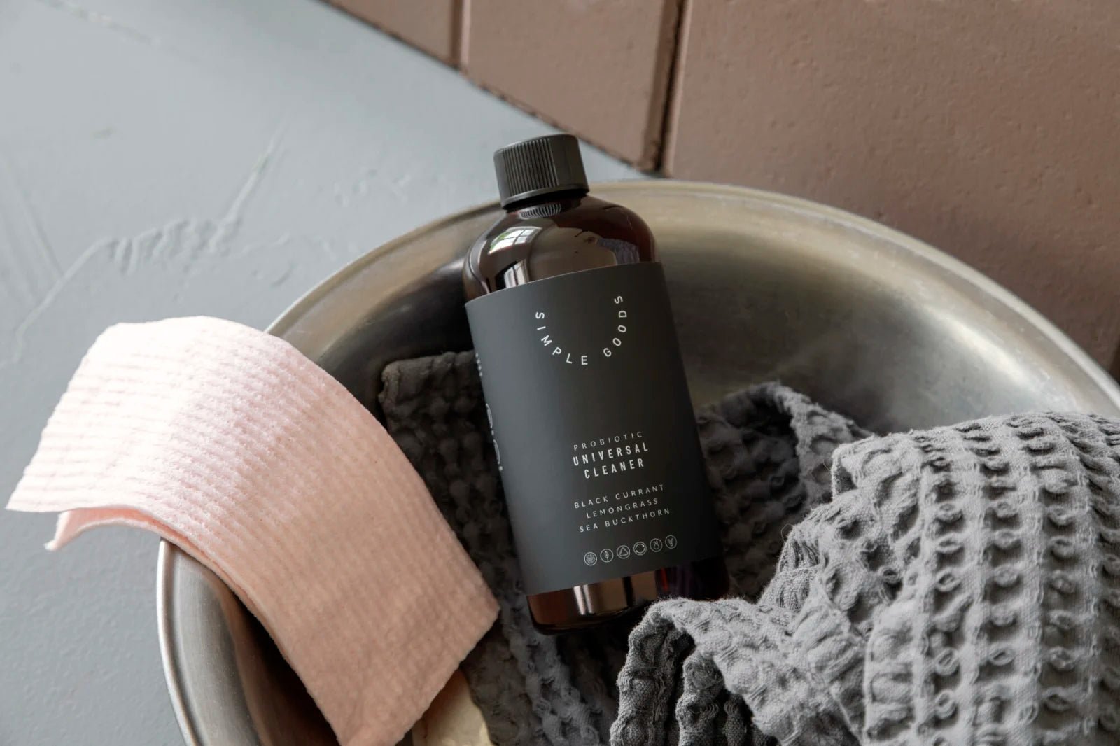 SIMPLE GOODS Universalrengöring Lemongrass Black Currant 500 ml - Azalea Home